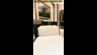 全网最好看的大奶子顶级尤物，和充气娃娃一样质感的皮肤奶子，手机播放着AV助兴，一下子就来性趣了，自慰滋滋滋地喷水