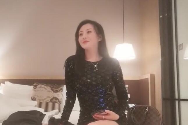 The third-ranking scholar Li Xunhuan (12-8) paid 3,000 to hire a car model, but the car overturned before he could even have sex with her. madou