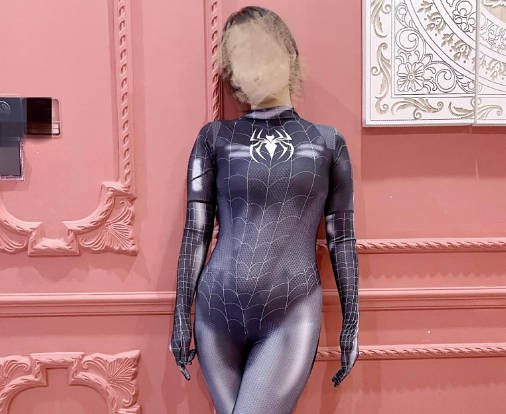 The Spider-Man neighbor who was having sex with a beautiful woman outside the movie theater was discovered by a pretty young lady. madou