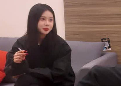 I met up with a young, 20-year-old girl today – Deng Ximen. madou