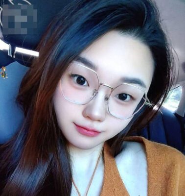 On Christmas Eve, he played with his sister-in-law, who looked just like the celebrity Song Yi, at a hotel. madou