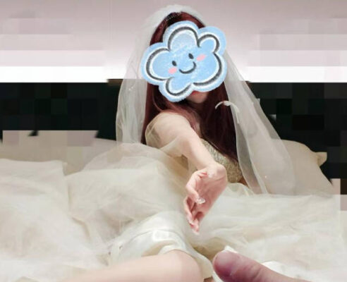 My sister, dressed in a wedding gown, gave me a seductive oral sex session, swallowing my semen with a flirtatious manner. After we finished, she even asked me to continue later. madou