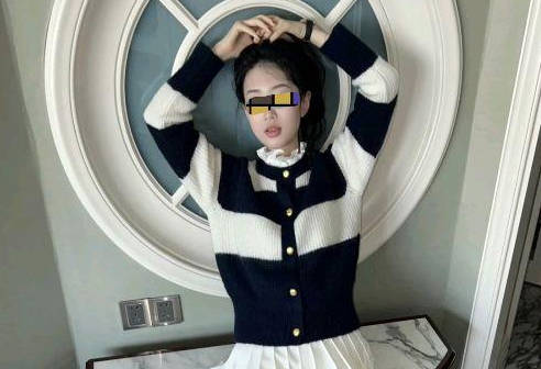 Holding my daughter on the sofa while watching her play King of Glory, after some entanglement, we finally consummated our relationship and I ejaculated inside her. madou