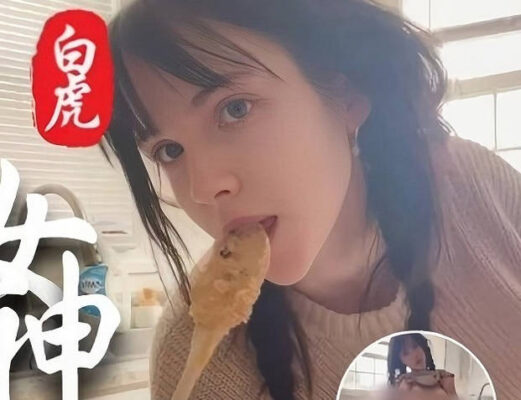 Internet celebrity wearing a kitchen apron touches her pussy while masturbating and moaning with her fingers – Li Bala La madou