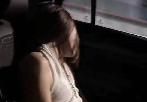 My mother went out drinking a lot, went into the wrong room, climbed into my bed, and I forced myself on her. madou