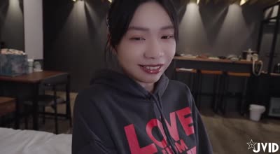 The senior’s huge penis pierced all the way to the deepest part, causing Beer to have multiple orgasms. madou