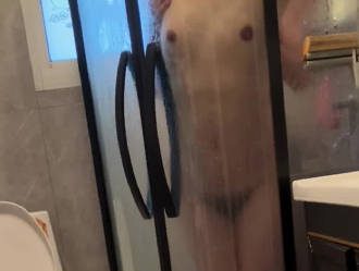 The older brother went out to drive a big truck, and his wife, feeling incredibly horny, immediately texted him asking to have sex with him. madou