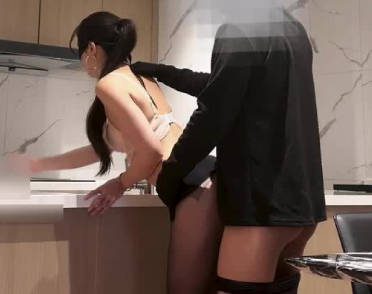 My cousin in black stockings strolled around the room – Visiting My Wife madou