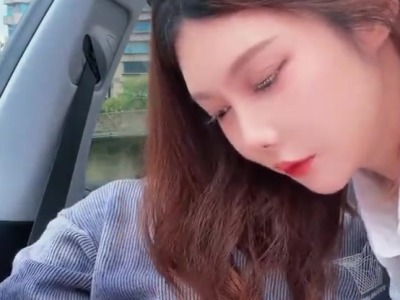 A seductive little vixen, who’s incredibly alluring to men, couldn’t resist having sex with her in the car – Kuan Ge madou