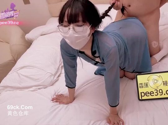 Banana Show xjx665 The receptionist, a slut, actively seduced her boss to book a hotel room in order to get a promotion. madou
