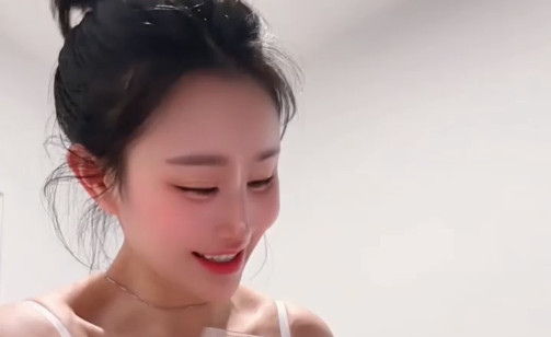 tide Mengyao puts urine in a wine glass and drinks it—she knows how to enjoy it! madou