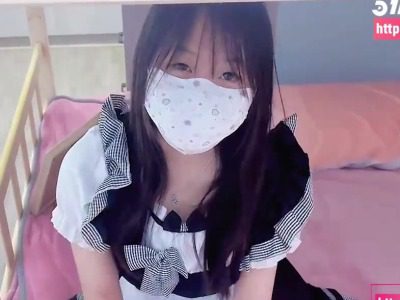 While helping to deliver something to her sister, she accidentally caught her roommate masturbating and pinning her down on the bed, violently penetrating her. madou